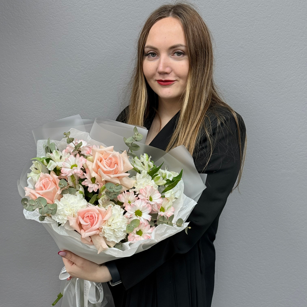 Букет из французской роз, альстромерии, диантусов и ромашек с эвкалиптом