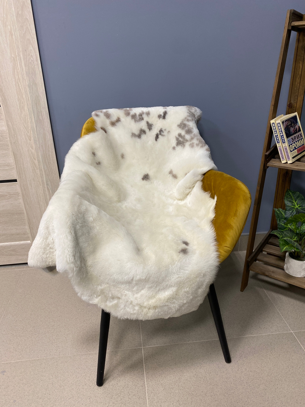 Шкура коврик меховой прикроватный овчина, 110х60 см.