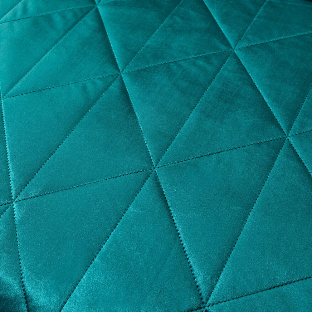 Велюровое покрывало в клетку и две наволочки OVL045