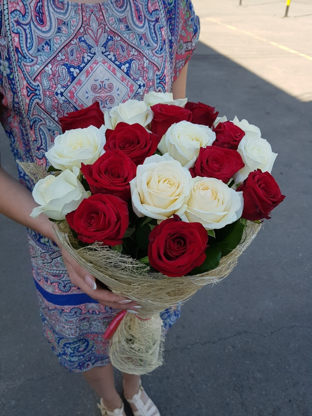 Букет из 19 красно-белой розы (50 см)