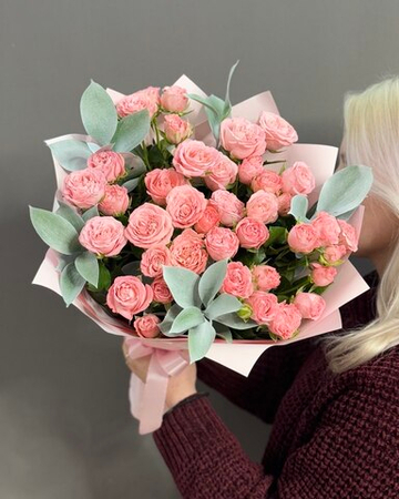 Букет из 7 кустовых пионовидных роз "Madam Bombastic"