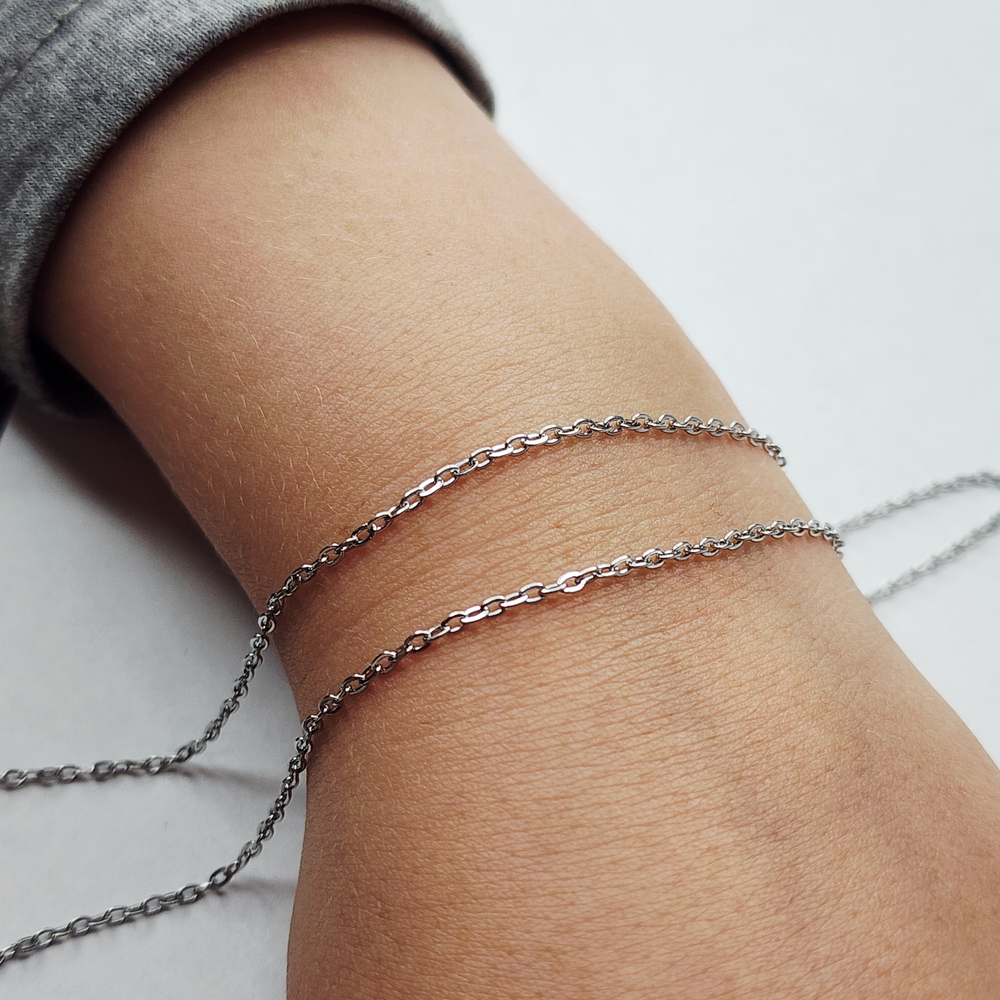 Цепочка сталь, тонкая, р-р 1.3мм, пролезают бусинки от 8 мм, цена за отрезок 50 см