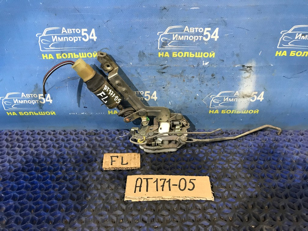 Замок двери передней левой TOYOTA CARINA 1990