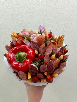 Мужской букет из колбас и сыров