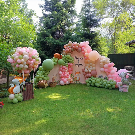 Фотозона большая с баннером и воздушным шаром