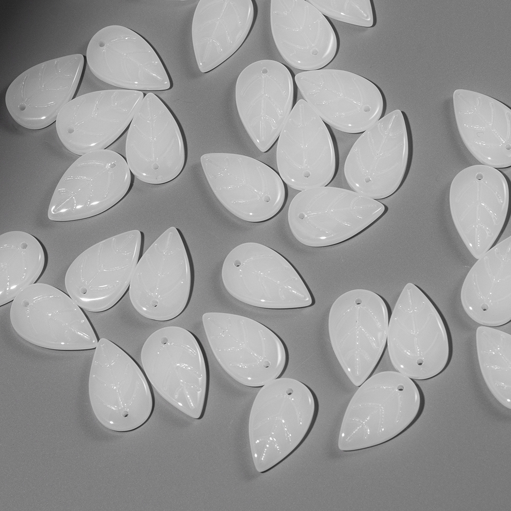 Подвеска резная "Листочек", 18*11мм, белая коралловая пудра