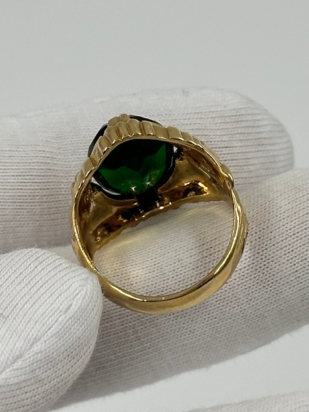 Кольцо с зелёным кристаллом