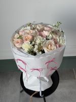 Букет из кустовых пионовидных роз, диантусов, маттиолы и одноголовых роз