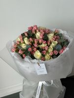 Букет из кустовых роз, одноголовых роз и эвкалипта