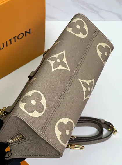 Сумка-тоут LOUIS VUITTON On The Go East West со съемным ремнем-цепочкой с плетёной отделкой из кожи