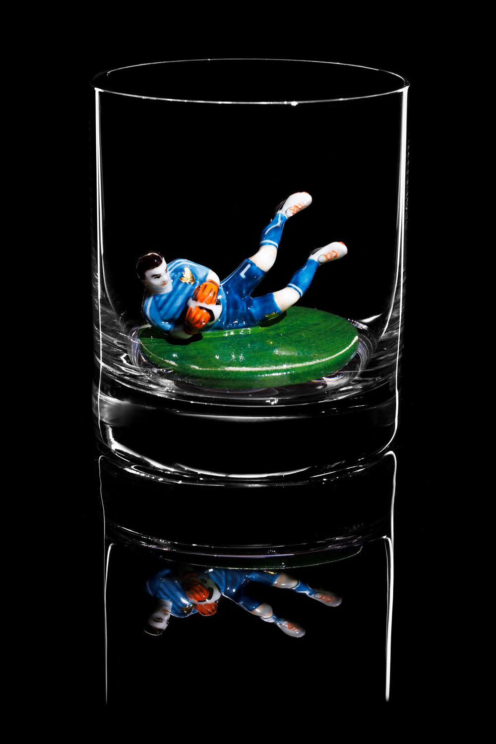 Подарочный набор из двух бокалов для виски в ореховой упаковке. «Футболисты. Два игрока».