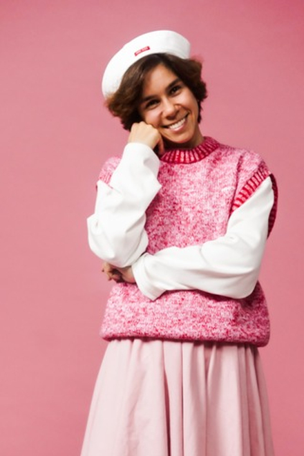 Жилет из хлопкового мулине красного цвета