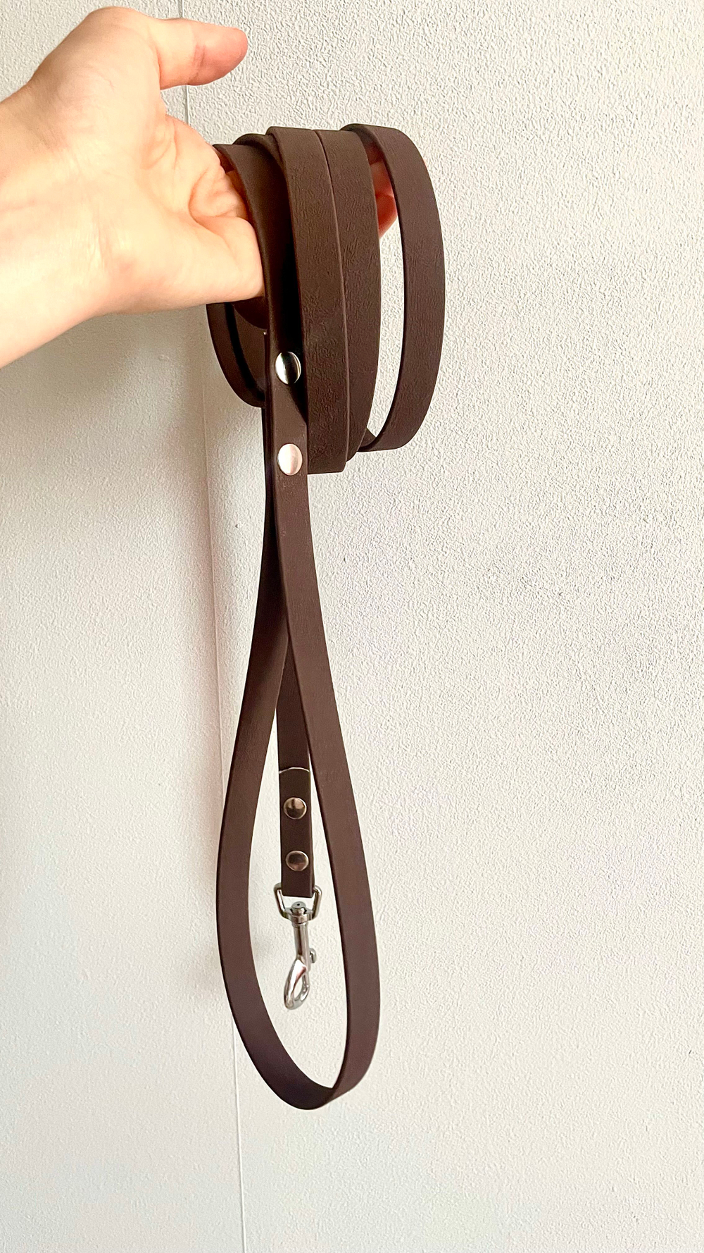 Поводок из Биотана цвет темный кедр, 15 мм , 3 м , теснение под кожу.