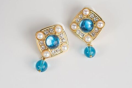 Винтажные серьги-пусеты Monet со вставками жемчужного, белого и синего цветов
