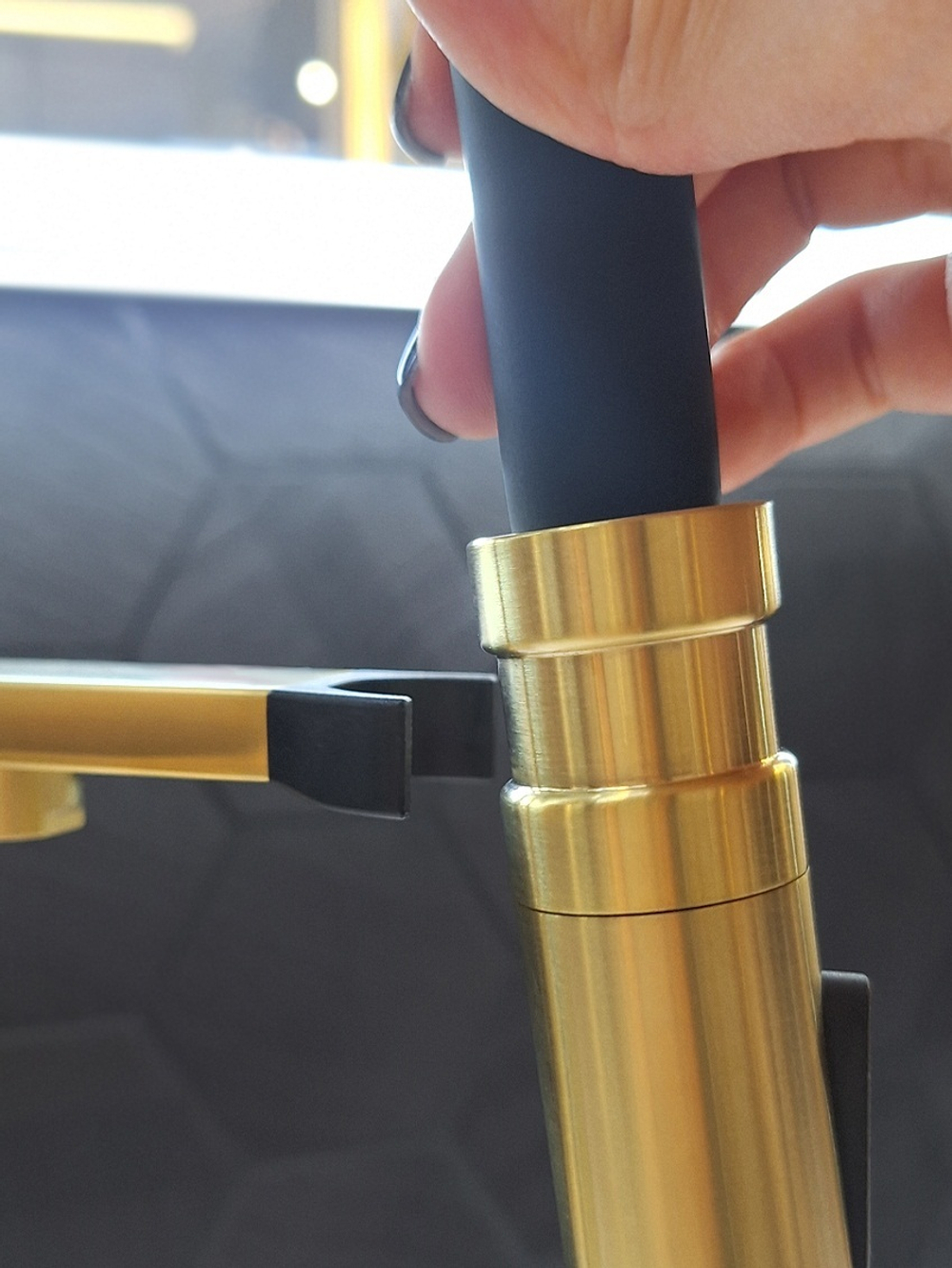 Смеситель для кухни с гибким изливом AltroBagno Flusso 050202 BG