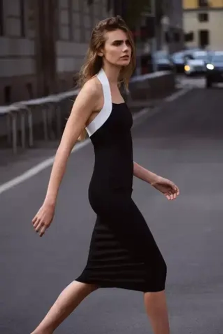 ZARA ПЛАТЬЕ ИЗ ЭЛАСТИЧНОГО ТРИКОТАЖА С ГОРЛОВИНОЙ ХАЛТЕР, ЧЕРНЫЙ