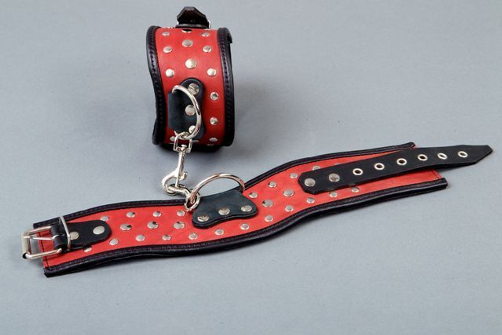 Фигурные красные поножи с клёпками (Цвет: красный с черным)