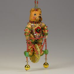 Бисерная ёлочная игрушка Медведь на колесе