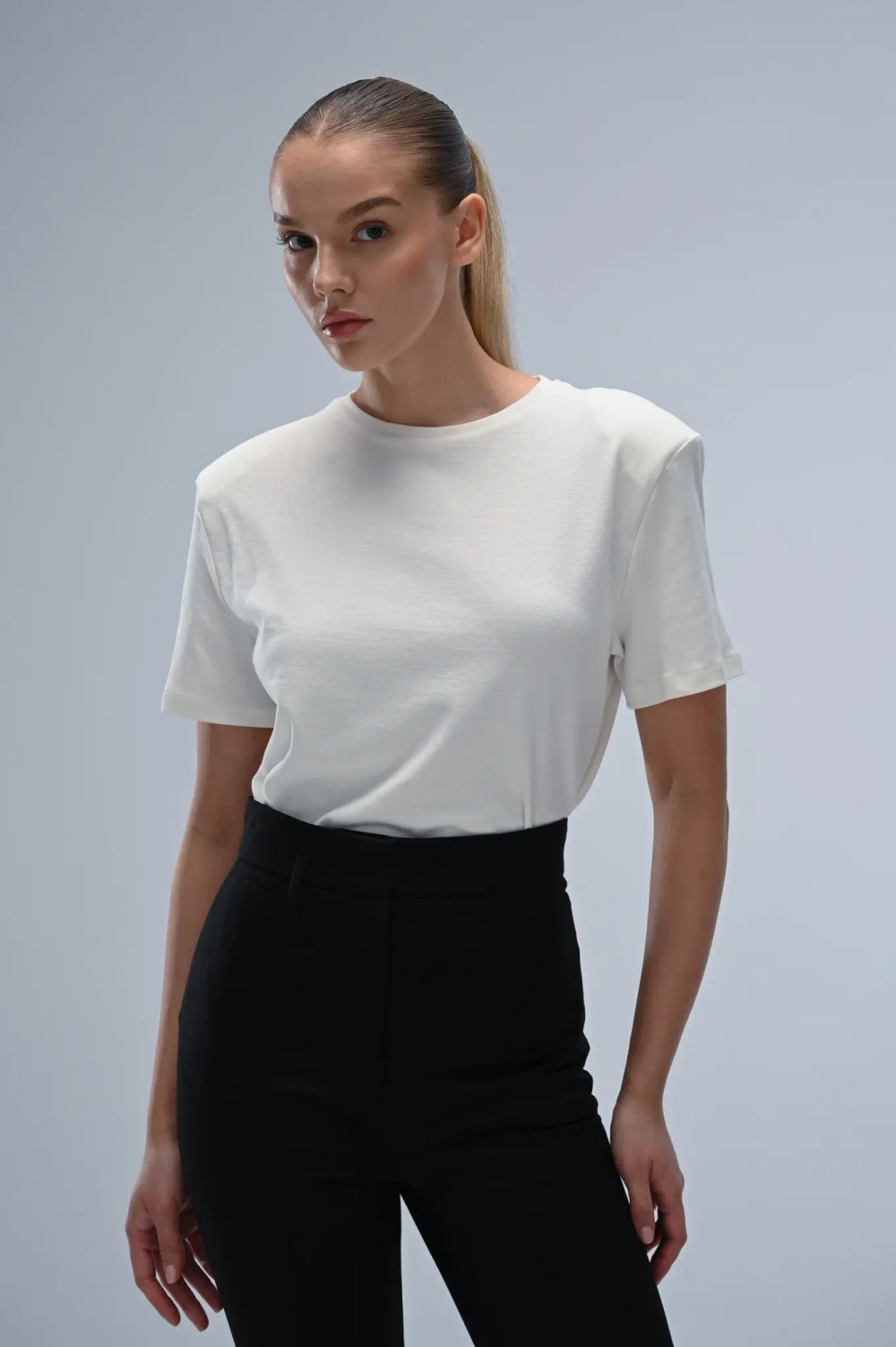 Футболка с акцентным плечом