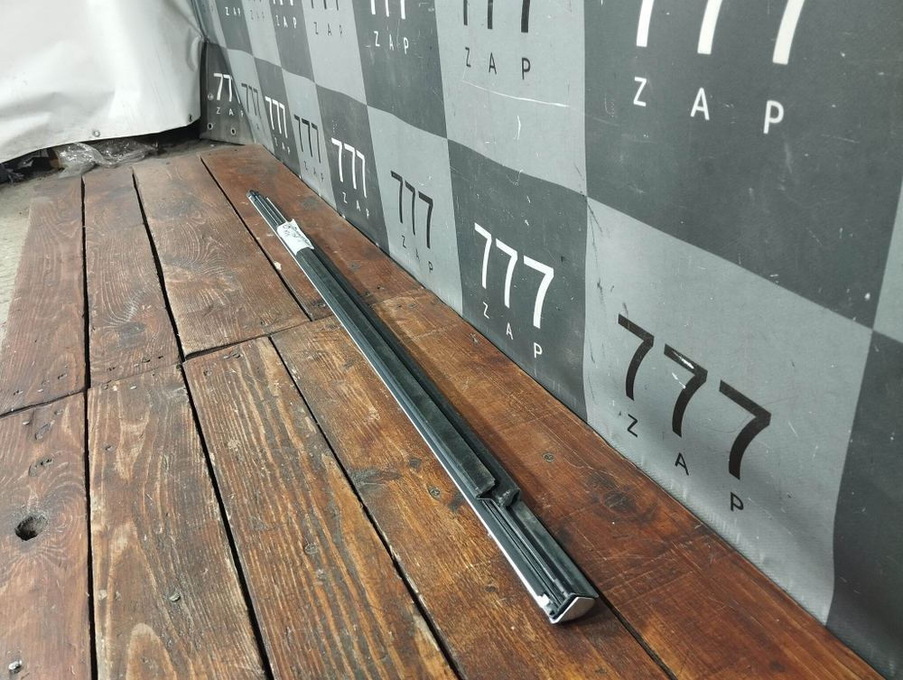 Молдинг двери передней правой Mercedes E (W213) 16-нв Б/У Оригинал A2137200224