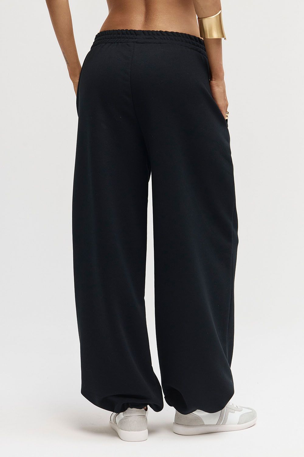 Широкие джоггеры без начеса с утяжкой черного цвета