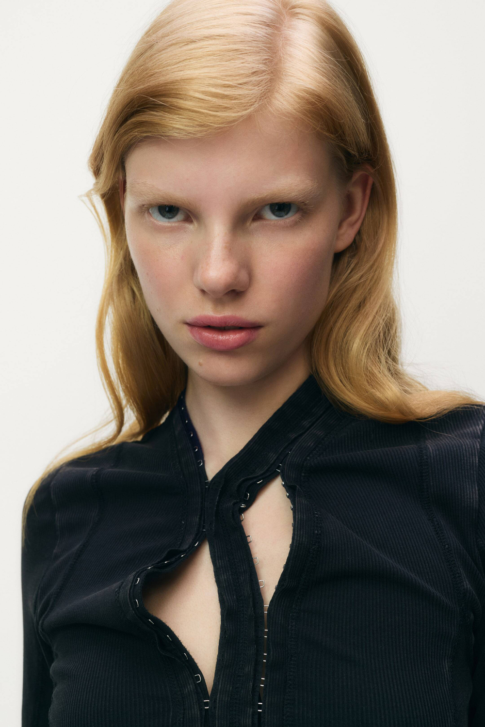 H&M - Glenn Martens Мини-платье в рубчик, черный