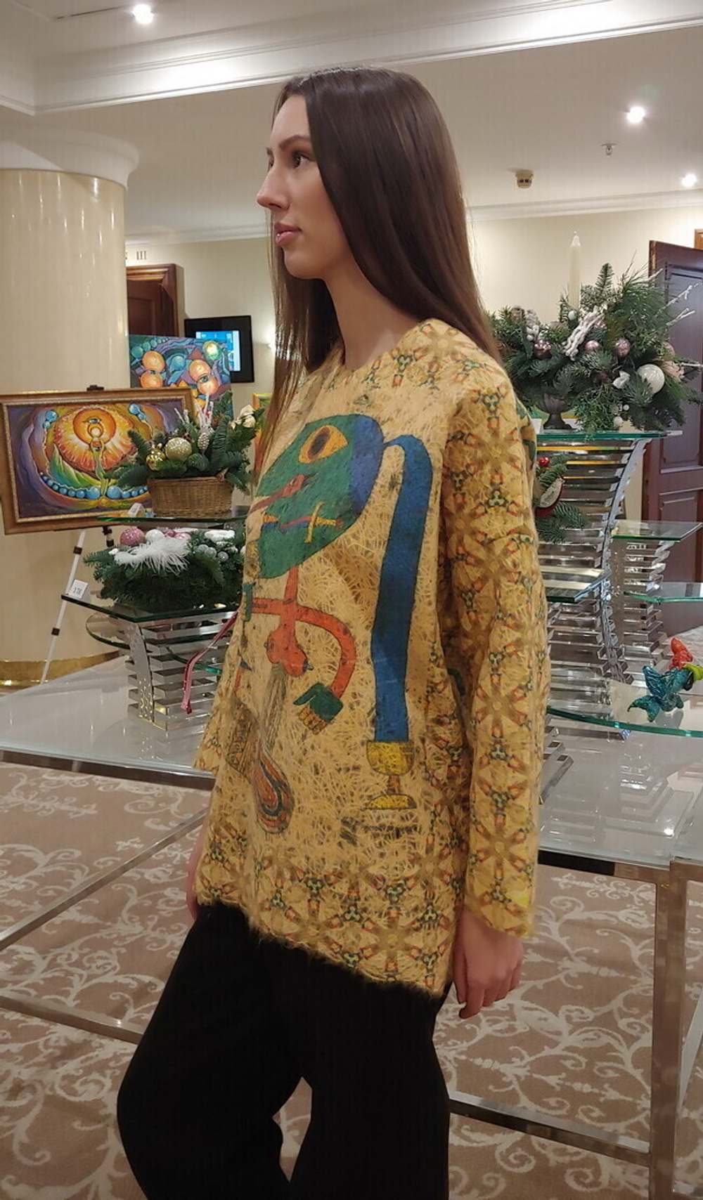 Шерстяной свитер с принтом, по мотивам живописи художника сюрреалиста Виктора Браунера