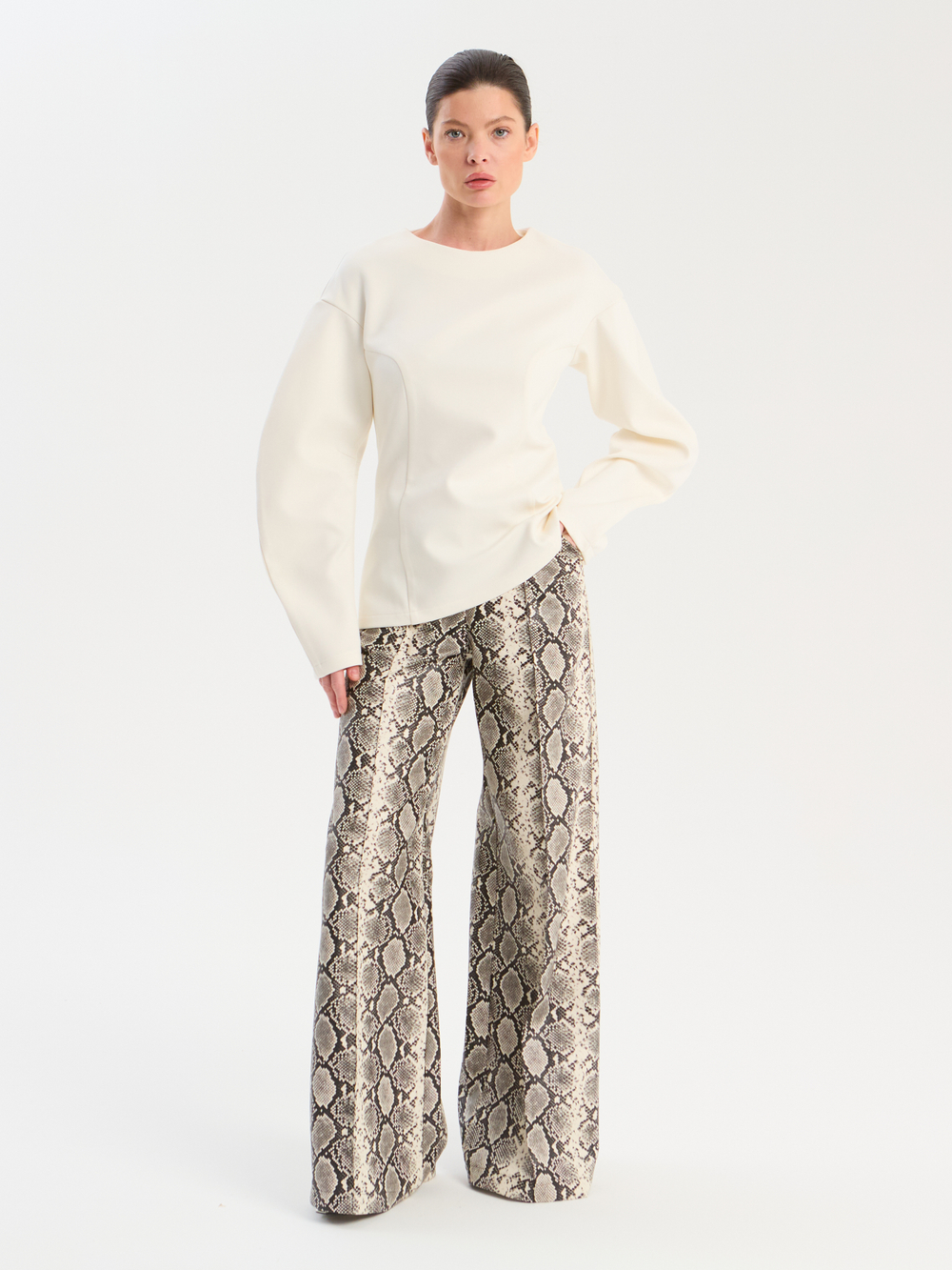 Брюки широкие в змеиновом принте из экокожи