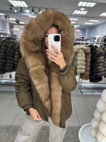 Пуховик в горчичном цвете с мехом песца под куницу