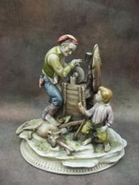 Статуэтка. Фарфор. Точильщик ножей. Capodimonte. Италия