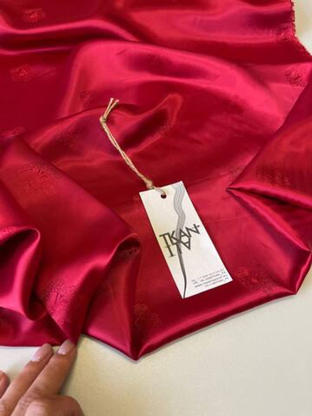 Подкладочная жаккардовая вискоза с узором (Valentino, 100%вискоза, Красный фон/гербовая символика с логотипом, 138, 110 гр/м2)