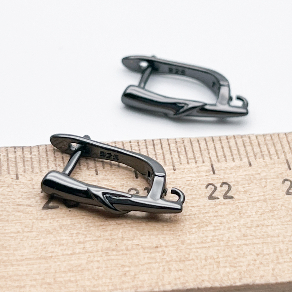 Ювелирные швензы, цвет черный металл, размер 18*3 мм, цена за пару