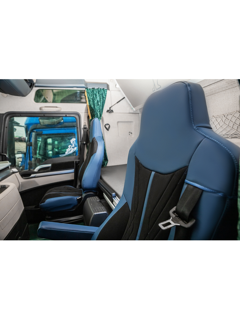 Чехлы Люкс MAN TGX до 2021 года (экокожа, синий, черная вставка)