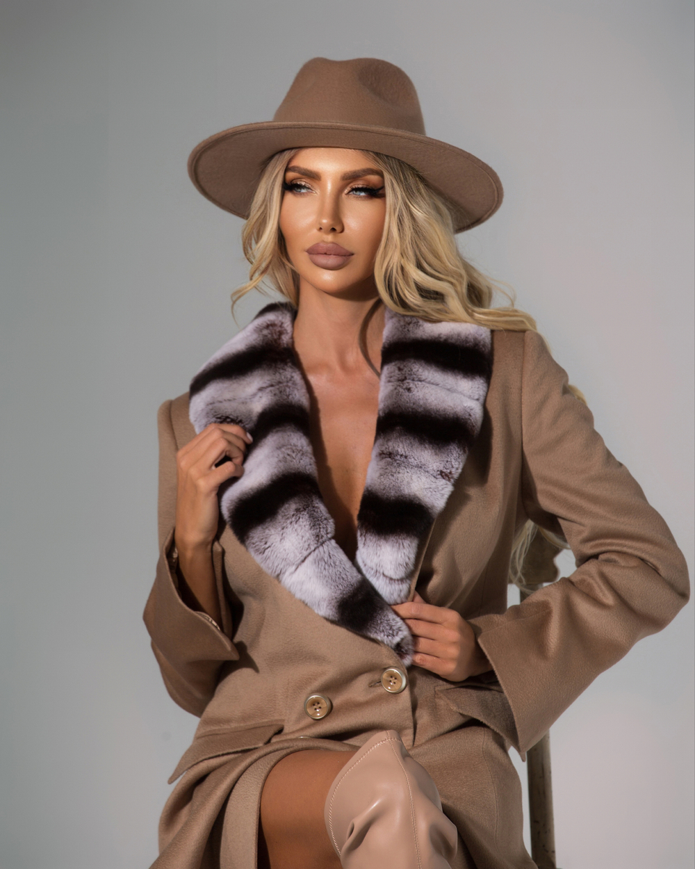 Женское шерстяное пальто с мехом енота