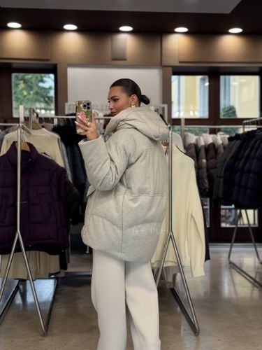 Комбинированный удлиненный пуховик бежевого цвета