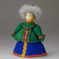 Малая подвесная кукла в шапочке с мехом