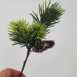 Ветка короткая еловая с шишкой. 25 см