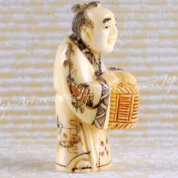 Нэцкэ Человек с клеткой в руках