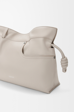 Loewe Сумка-клатч среднего размера Panta Flamenco из блестящей телячьей кожи, экрю