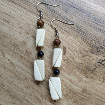 Серьги Клинышки, дерево, цвет молочный, темные бусины