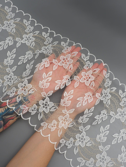 Вышивка на сетке белая с золотым люрексом неэластичная ширина 25 см