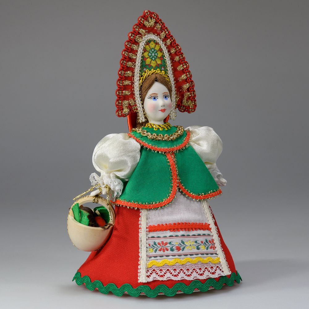 Сувенирная кукла в переднике с корзинкой