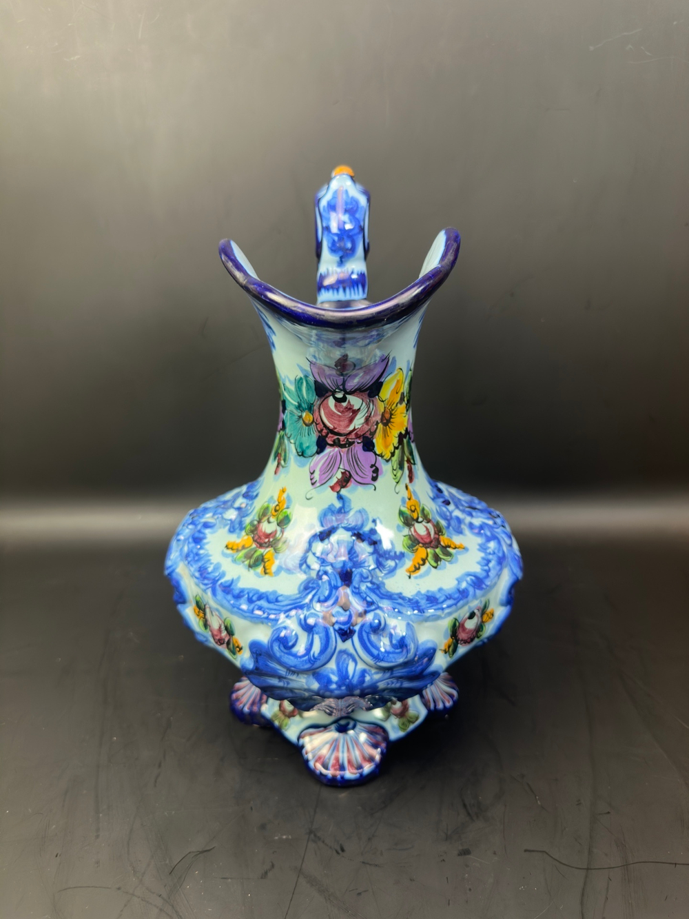 Кувшин с цветочным рисунком