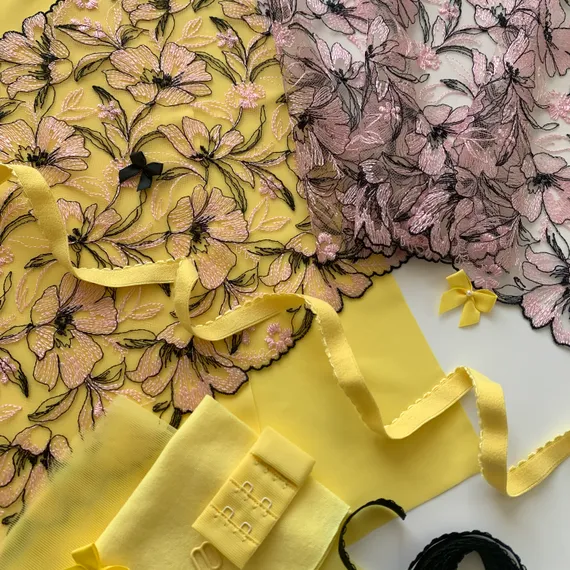 Вышивка на сетке розовая/черная 23 см