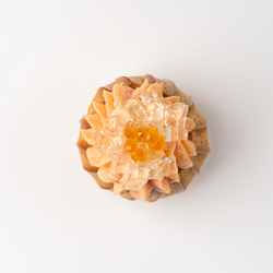 Профитроли с муссом из семги, желе из просеко и красной икрой 16 шт