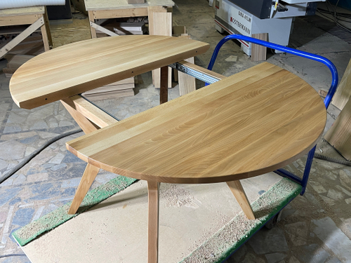 Круглый стол из массива дуба на гнутом подстолье - ARCO