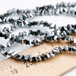 Бусина Треугольник, стекло, цвет серебристый темный, размер около 3*4 мм, цена за нить 32 см