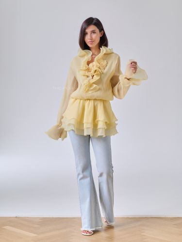 Желтое шифоновое платье-блузка с брошами
