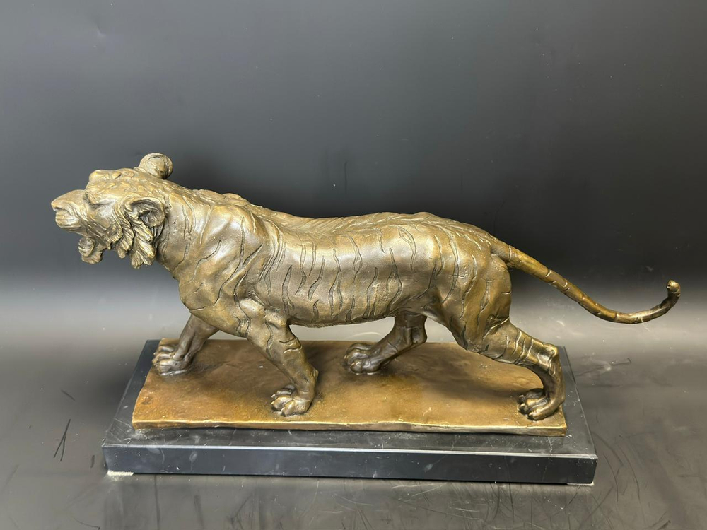 Бронзовая скульптура «Идущий тигр»