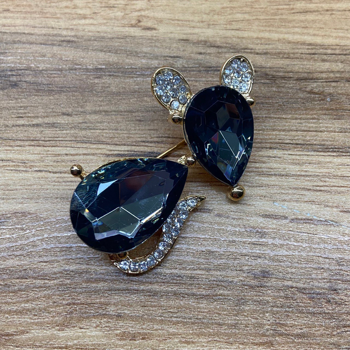 Брошь Мышь 2 граненых кристалла цвет серый стразы металл золотистый